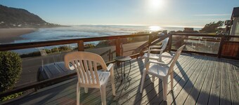 クジラは移動しています！  私たちのデッキから見てください！  すべてに歩いてください！  