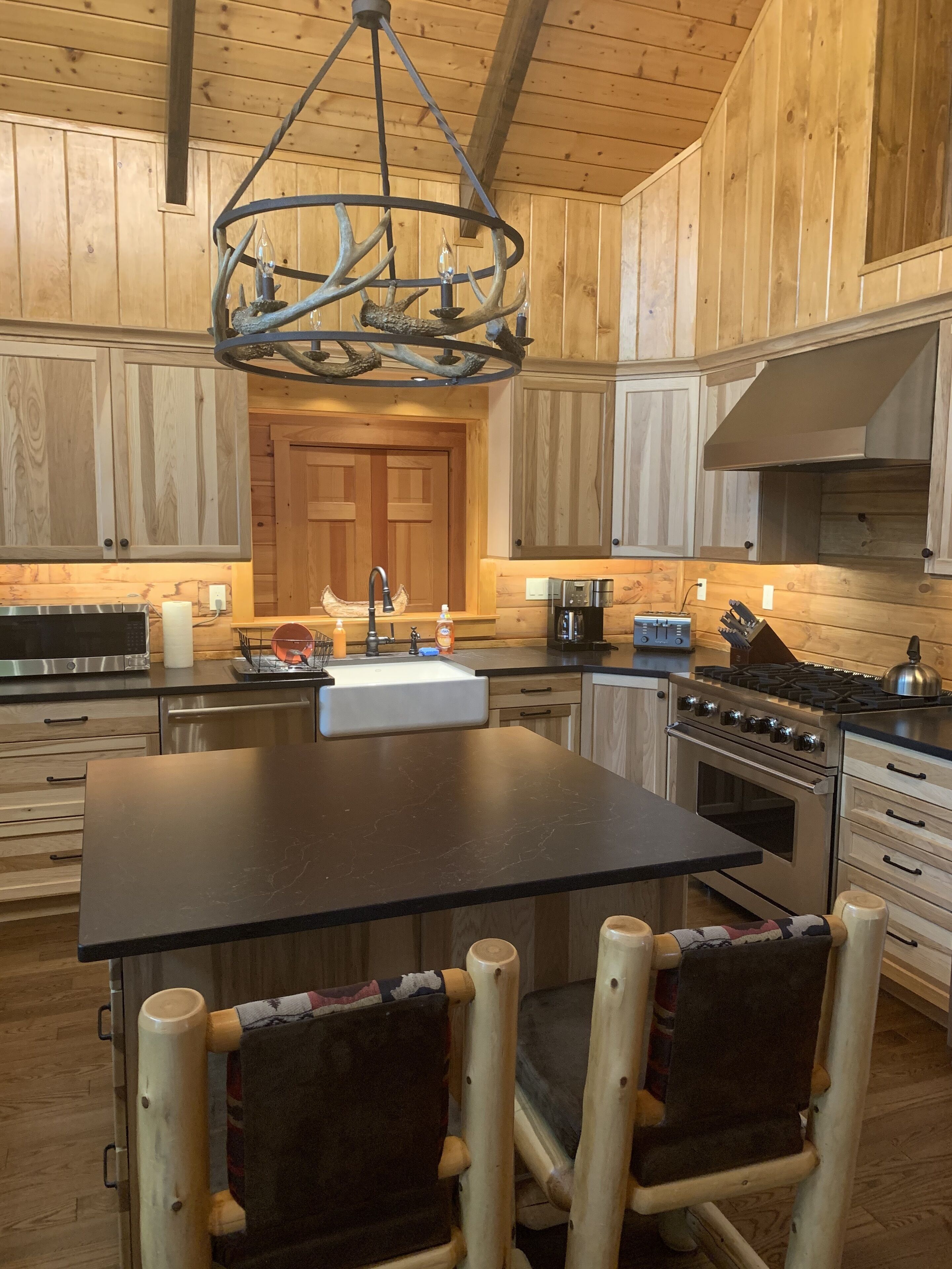 Lovely Private Log Home Perfect For Larger Families Situated On Thompson Lake 