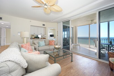 Luxury Gulf-Front Condo on Vanderbilt Beach-Stunning Sunsets