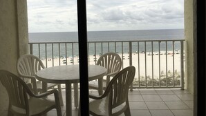 Uma varanda com vista para a praia e o oceano.