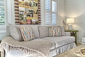Smart TV, DVD player, stereo -  Gated, 80steps to beach & pool, Short stroll to Rosemary Square (Rosemary Beach)