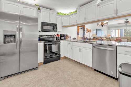 2br Condo on Park with walking access to the beach.