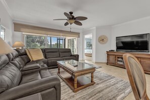 Smart TV, DVD player - 2br Condo on Park with walking access to the beach. (Jupiter)