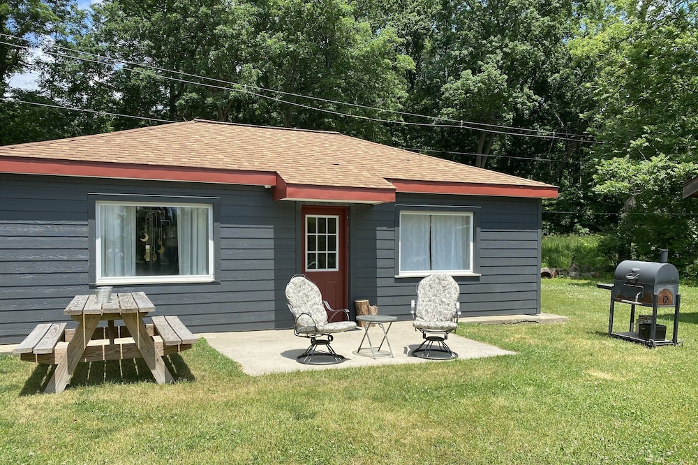 Stargazer Cottage - Lakefront Cottages On Semi-private Lake, Beach, Boats, Fun!