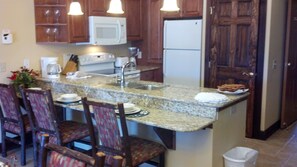 Fridge, microwave, oven, stovetop - Westgate Smoky Mountain Resort Great Vacation (Gatlinburg)