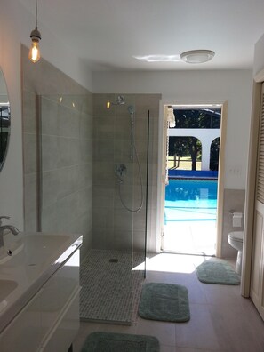 Combined shower/bathtub, jetted bath, hair dryer, towels - Beach-House, wonderful elec. heated Pool with a Natural Waterfall, Jacuzzi, Wifi (Osprey)