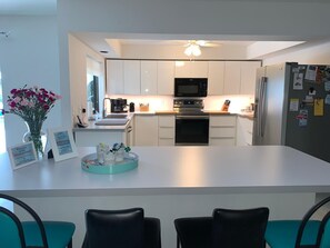 Kühlschrank, Mikrowelle, Ofen, Geschirrspüler