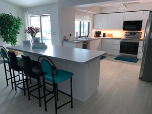 Kühlschrank, Mikrowelle, Ofen, Geschirrspüler