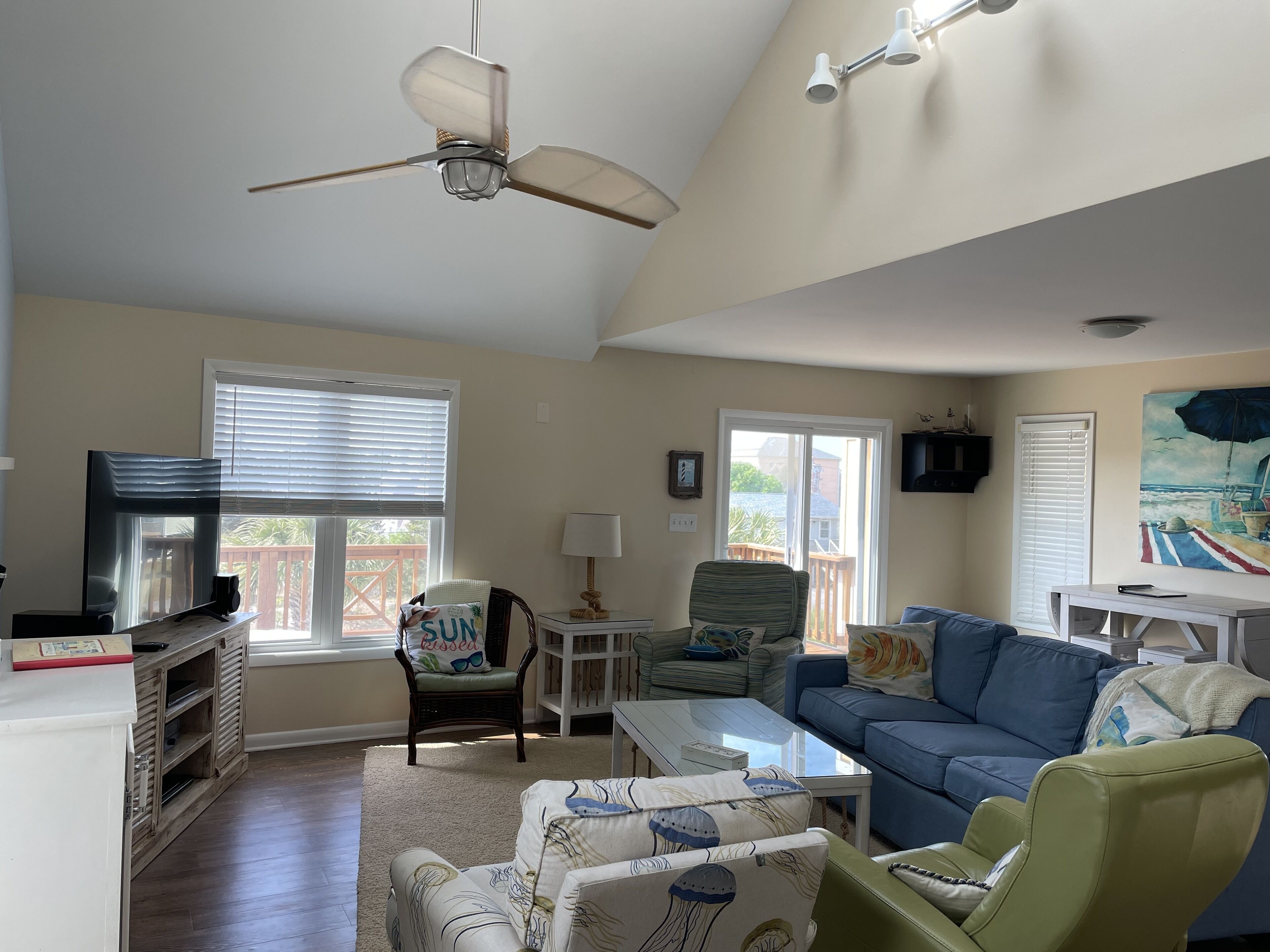 Fall discounts!! Clean Family Home, Fast WiFi. Easy access to beach at Point! 