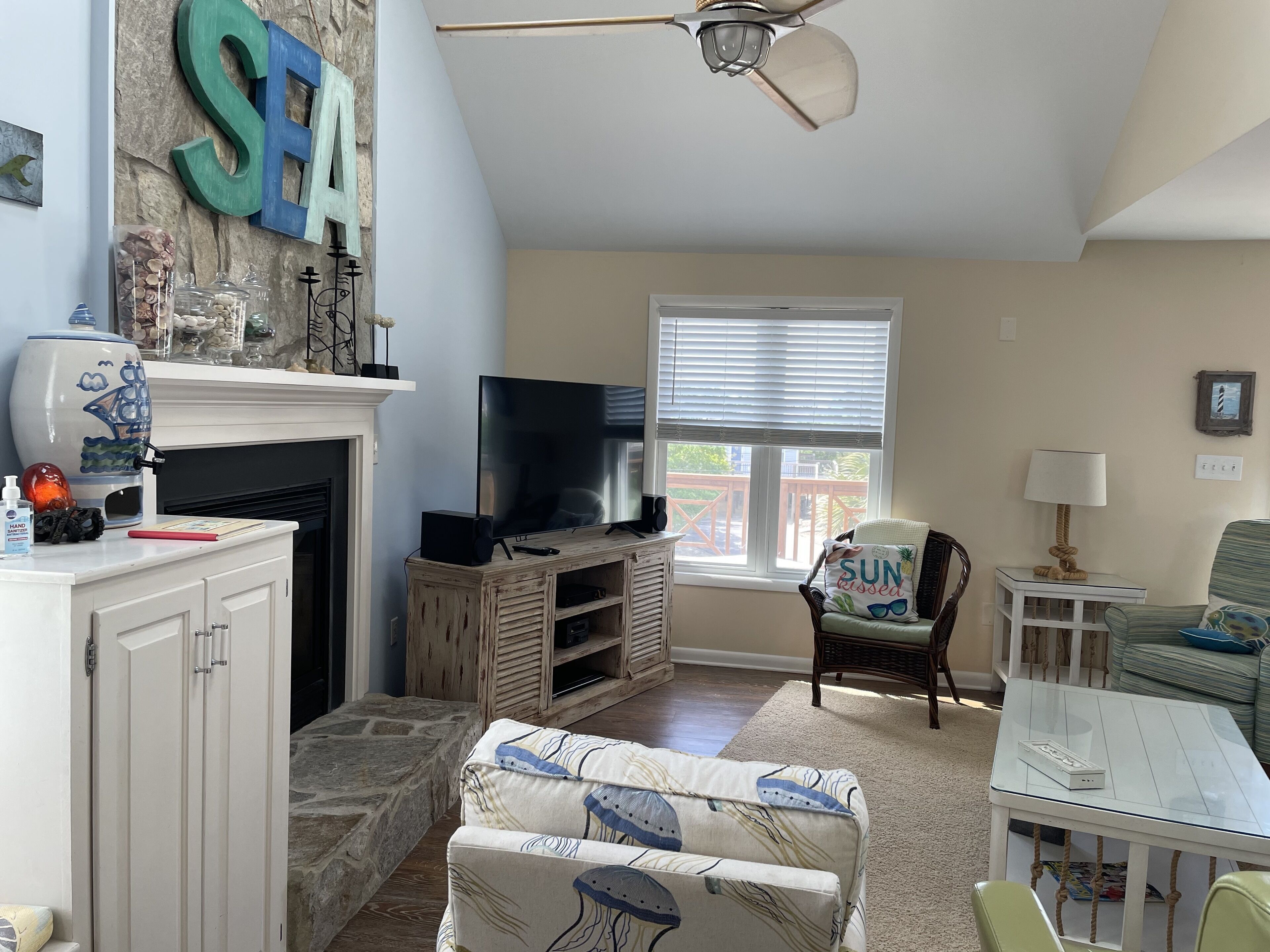 Fall discounts!! Clean Family Home, Fast WiFi. Easy access to beach at Point! 