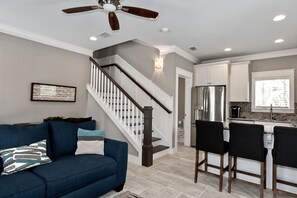 Smart-TV, Kamin, Videospiele, DVD-Player