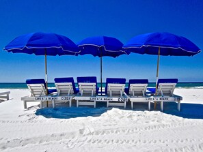 Plage à proximité, chaises longues