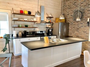 Fridge, microwave, oven, stovetop - STONES THROW RETREAT in Downtown Lewisburg (Lewisburg)