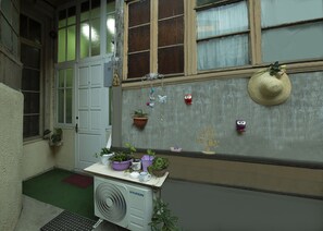 المنشأة من الداخل