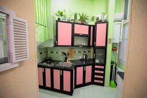 Cookware/dishes/utensils - Liberty Square apartment (Dzveli Tbilisi)