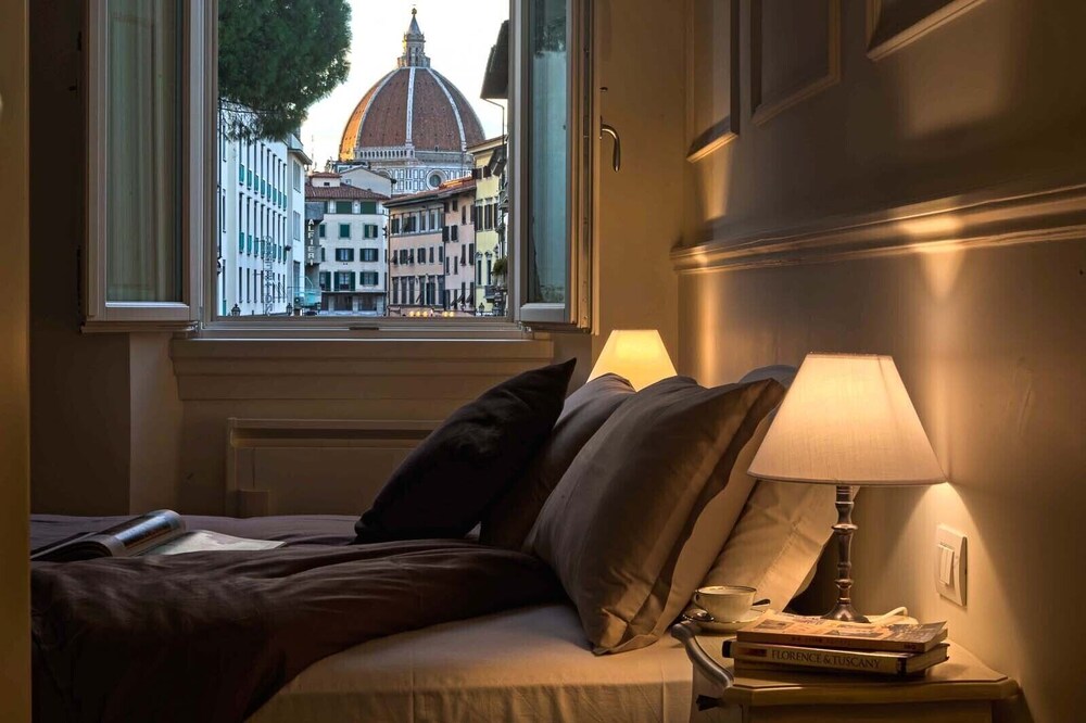 Deluxe suite with great view! Bed and view in the heart of Florence.