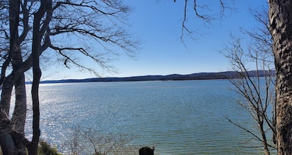 Includes weekday pontoon!! Near LBL, lots of deck space. 3 bed/2 bath
