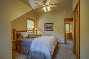 5 bedrooms, iron/ironing board, WiFi, bed sheets - Log Cabin Lodge Devil's Lake State Park, Skiing, Cascade Mtn, Dells (Baraboo)