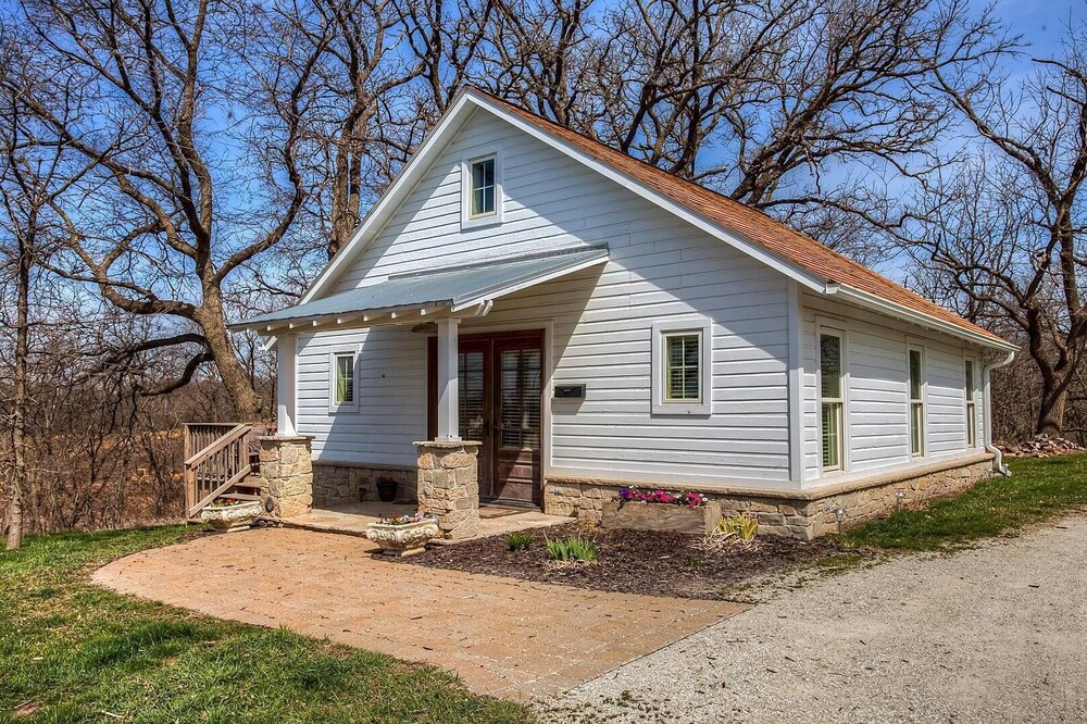 The Corn Crib Is A Fully Furnished Rental Cabin In The City, With A Country View