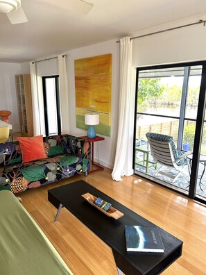 Smart-TV, DVD-Player, Bücher, Videothek