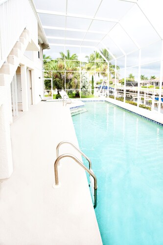 Walk to Beach, Restaurants, Shops, Movies. Water Front, Large Heated Pool, Dock