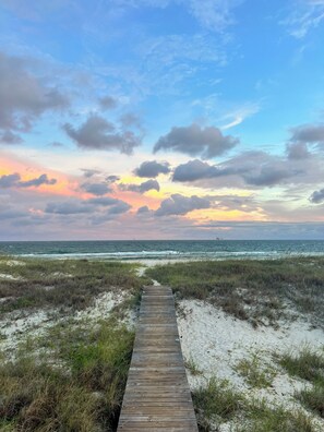 On the beach - Relax With Walls Of Windows Directly On The Gulf! (Gulf Shores)