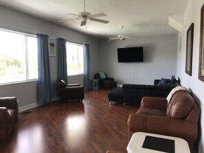 Smart TV, books - Flipper's Lagoon   Luxury Waterfront  Pool Home       Dolphins in Backyard Daily (Indian Rocks Beach)