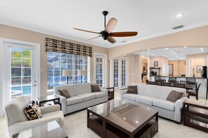 Smart TV, videogiochi, lettore DVD, videoteca