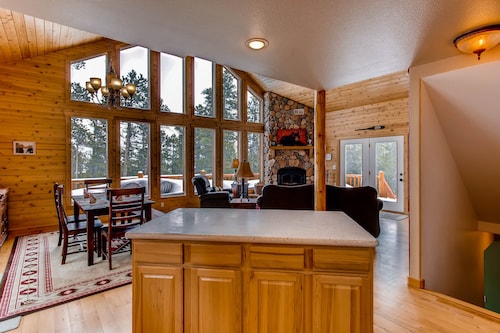 Private, Mountain Views, Large Deck, Hot Tub - Alpenhaus