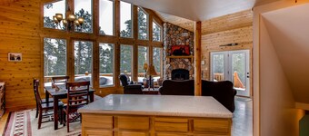 Private, Mountain Views, Large Deck, Hot Tub - Alpenhaus