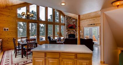 Private, Mountain Views, Large Deck, Hot Tub - Alpenhaus