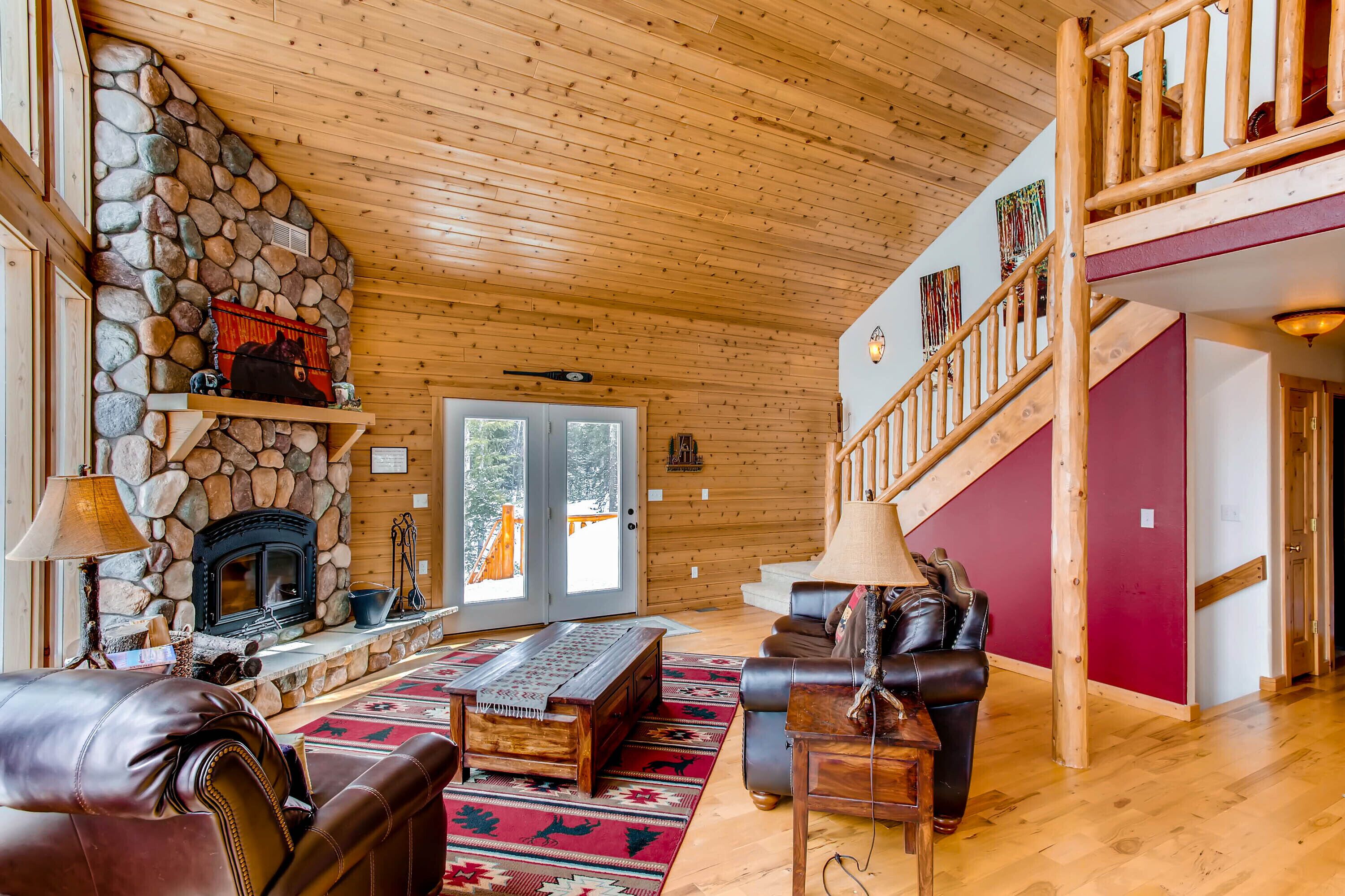 Private, Mountain Views, Large Deck, Hot Tub - Alpenhaus