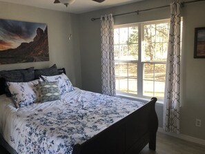 3 bedrooms, iron/ironing board, WiFi, bed sheets - Russellville Lake House- waterfront with private dock (Russellville)