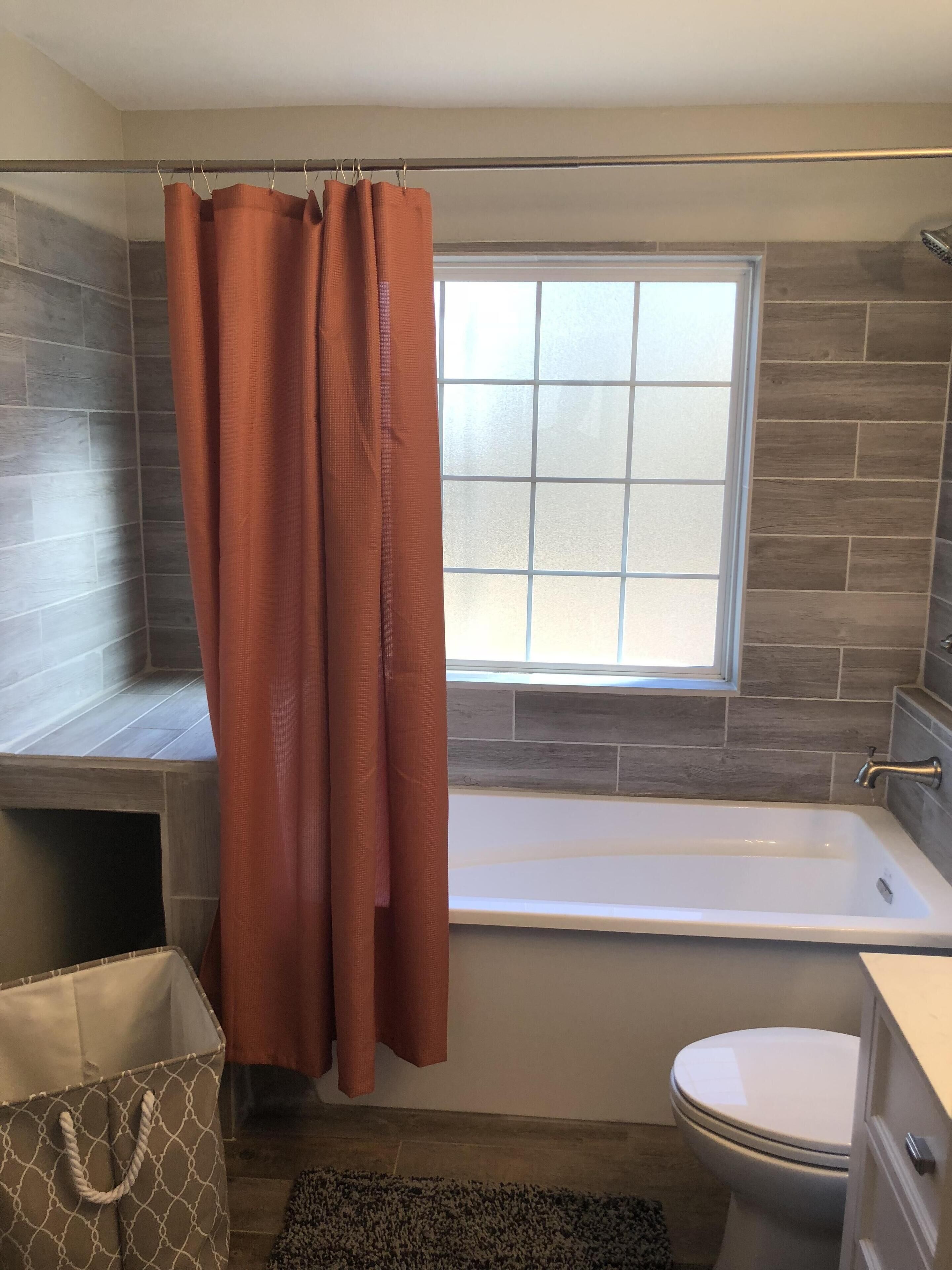 Baignoire, sèche-cheveux, serviettes fournies, savon