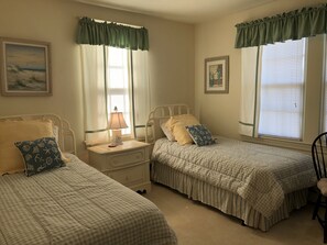 6 bedrooms, desk, iron/ironing board, free WiFi