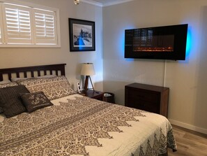 1 bedroom, iron/ironing board, WiFi, bed sheets - Cozy Lakefront Condo for a Couples Getaway (Four Seasons)