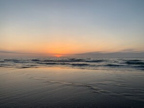 Nær stranden og solsenger