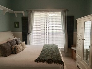 2 bedrooms, desk, iron/ironing board, WiFi - 30A  BEACH SIDE  'HEMINGWAY' SEASIDE ARTIST COTTAGE (Santa Rosa Beach)