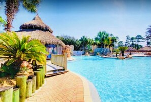 Una piscina techada, una piscina al aire libre