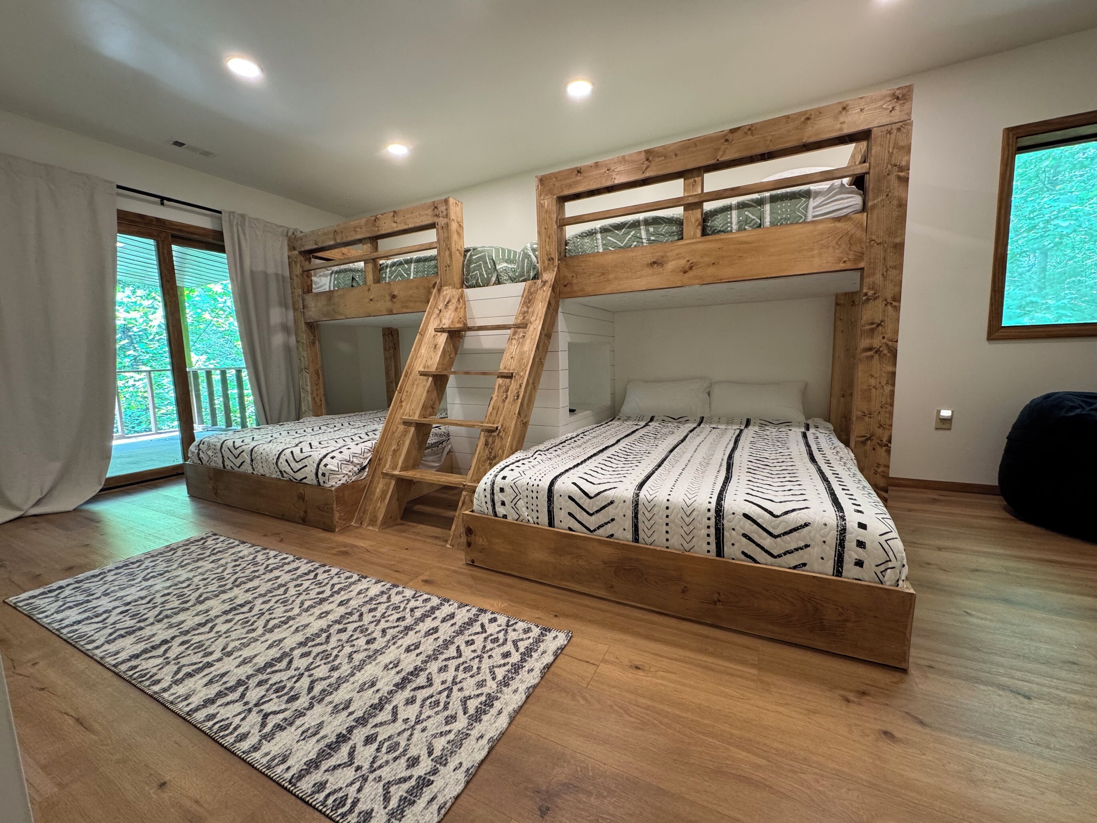 4 makuuhuonetta, tallelokero huoneessa, silitysrauta/-lauta