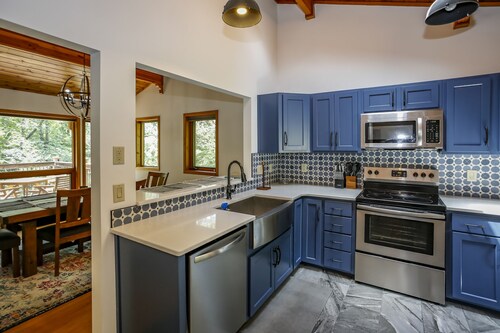 RESORT NEIGHBORHOOD - Pools, Tennis, Golf, Trails, Fitness, Lake, & Restaurants