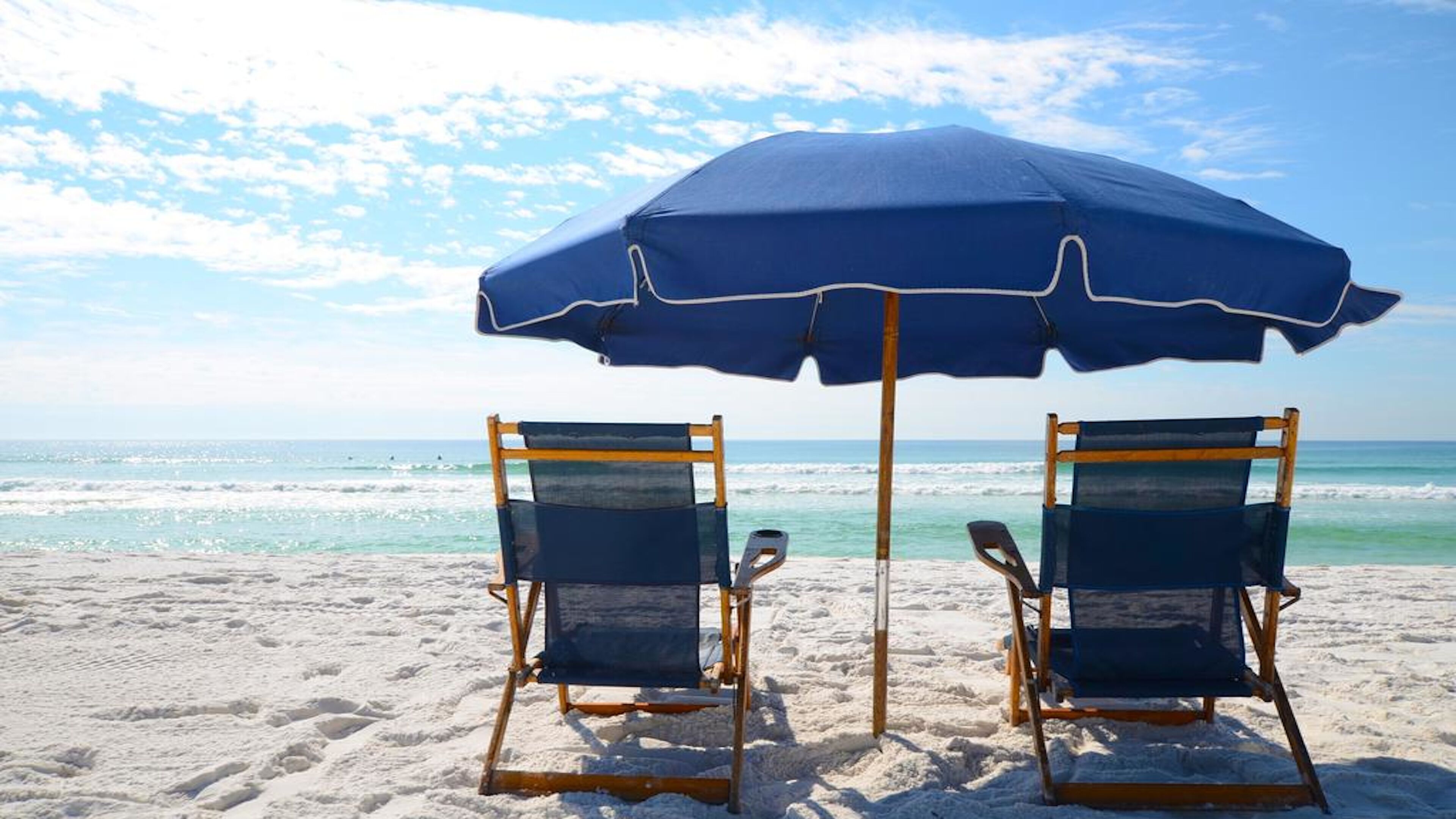 Plage, chaises longues