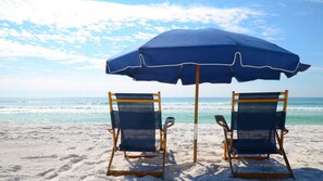 Plage, chaises longues