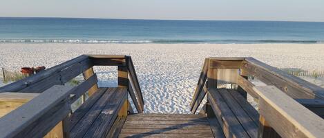 Rannalla, aurinkotuoleja