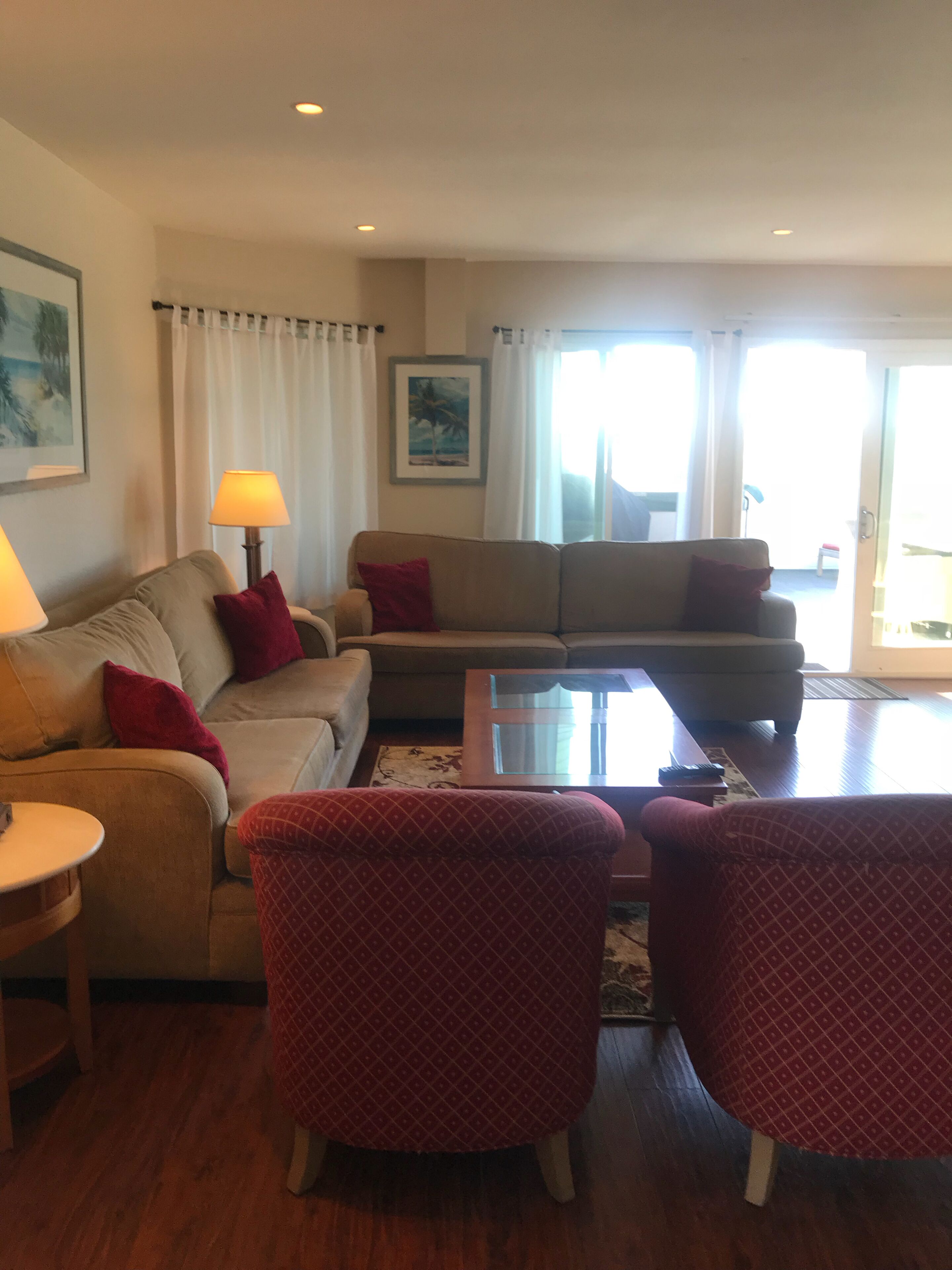 Spacious ocean View Penthouse (3 bdr/2ba) sleeps 8-10 w/large ocean facing deck!