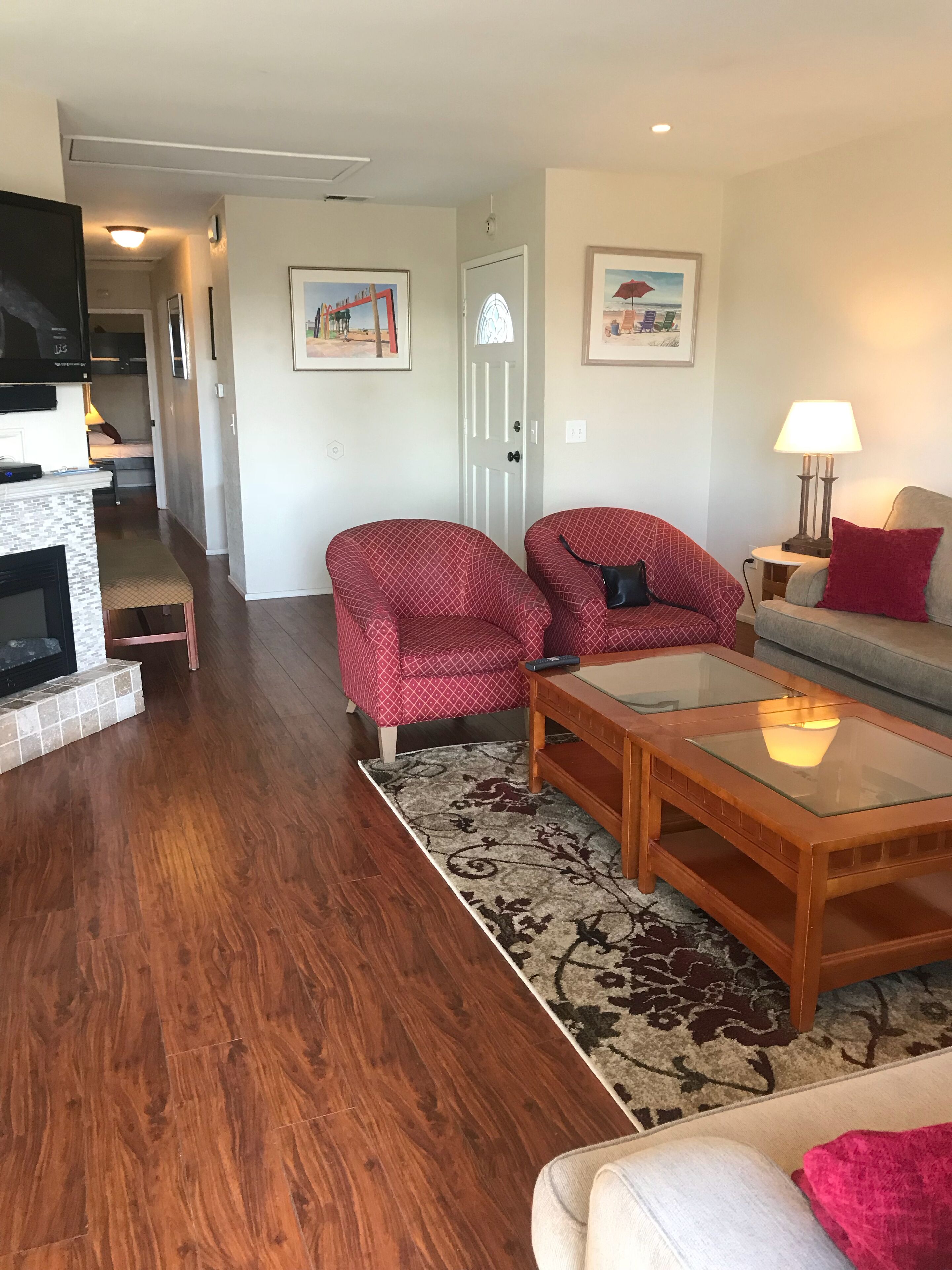 Spacious ocean View Penthouse (3 bdr/2ba) sleeps 8-10 w/large ocean facing deck!