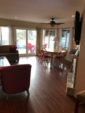 Smart TV, fireplace, DVD player, books - Spacious ocean View Penthouse sleeps 8-10 w/large ocean facing deck! (Imperial Beach)
