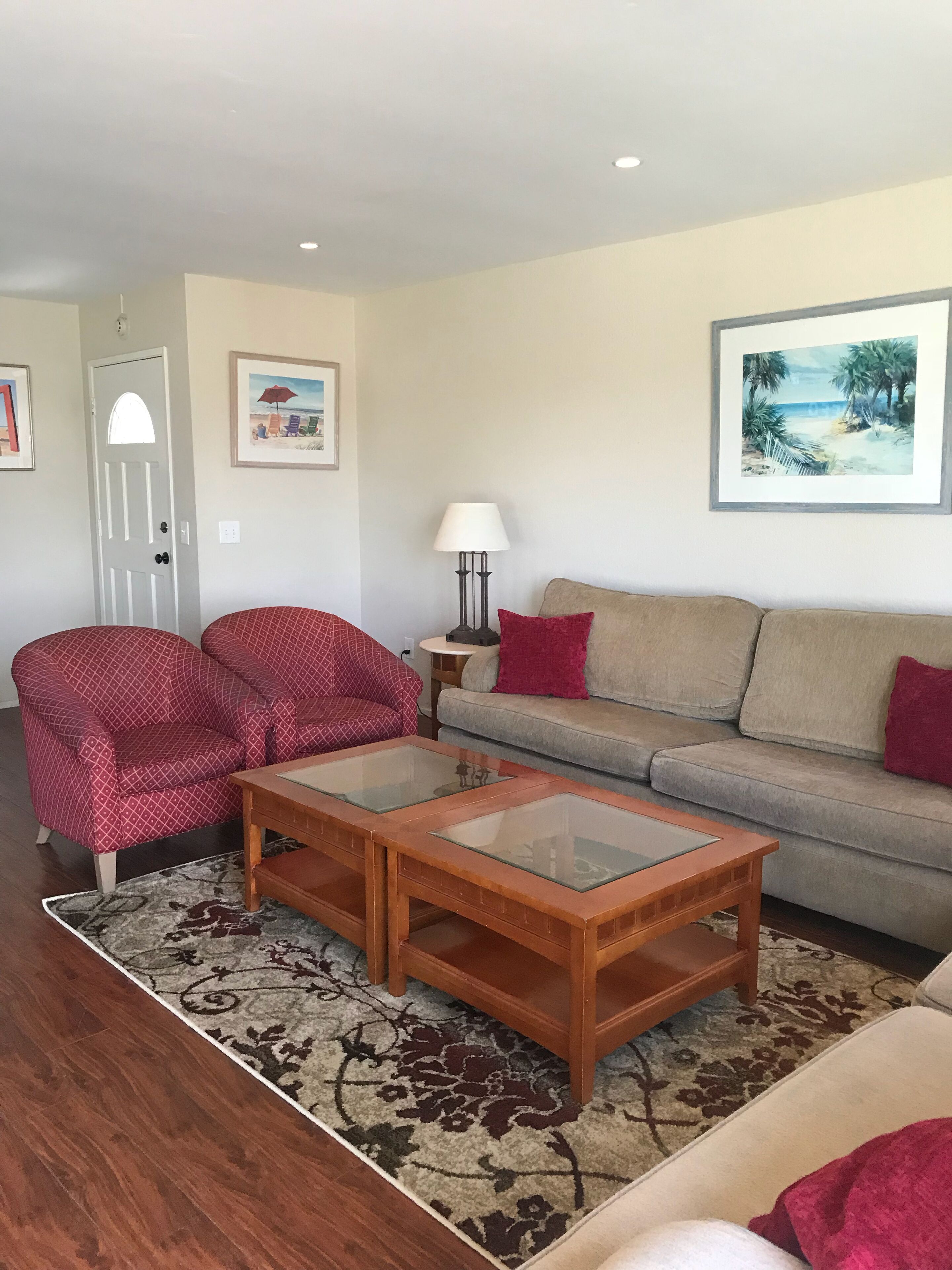 Spacious ocean View Penthouse (3 bdr/2ba) sleeps 8-10 w/large ocean facing deck!