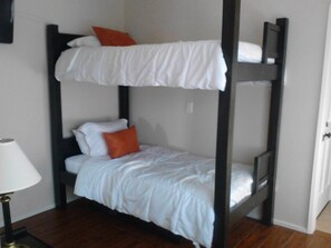 3 dormitorios, escritorio, tabla de planchar con plancha y wifi gratis
