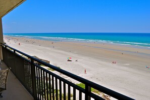 Sur la plage, chaise longue, serviettes de plage